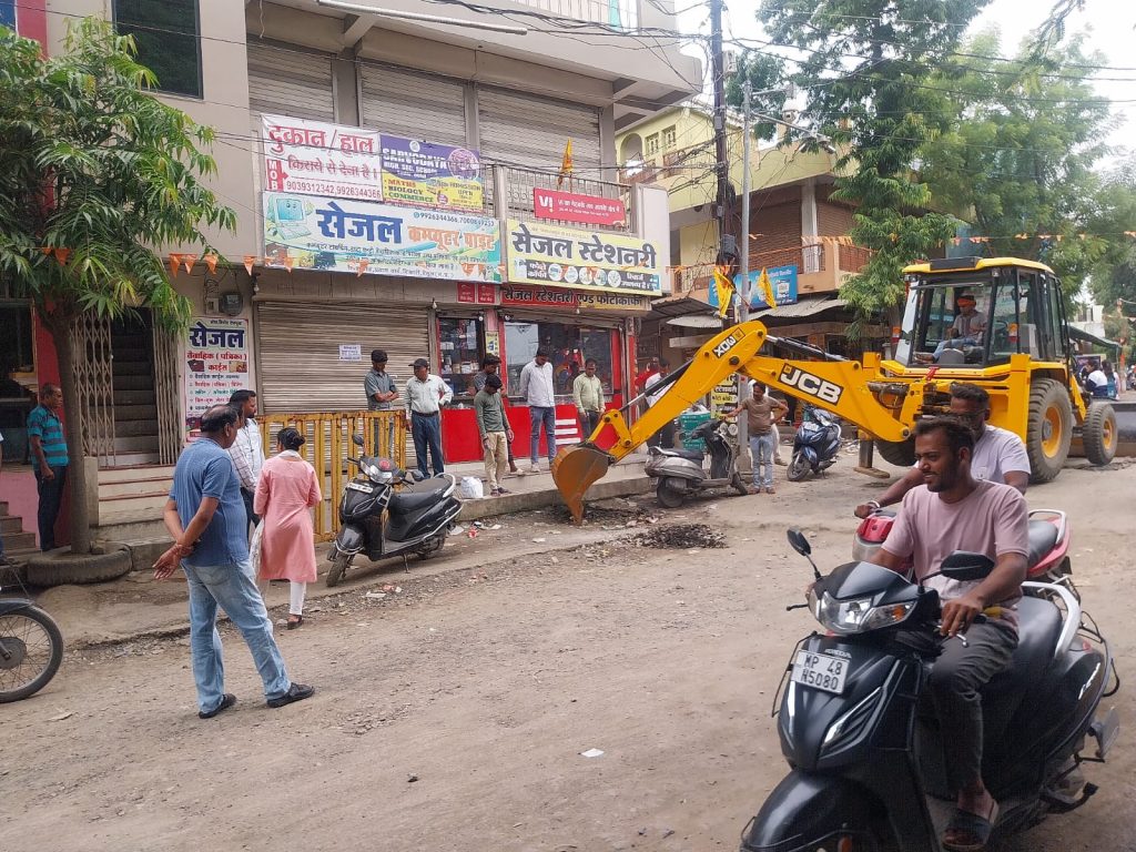 कारगिल चौक-गाड़ाघाट लिंक रोड से हटाया अतिक्रमण