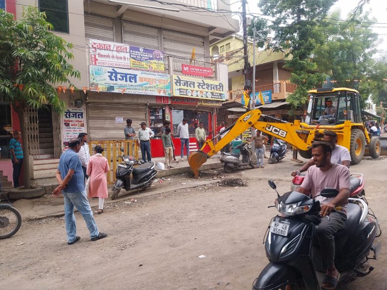 कारगिल चौक-गाड़ाघाट लिंक रोड से हटाया अतिक्रमण