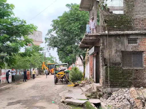 बैतूल में रिटायर्ड एआरआई के मकान पर चला बुलडोजर