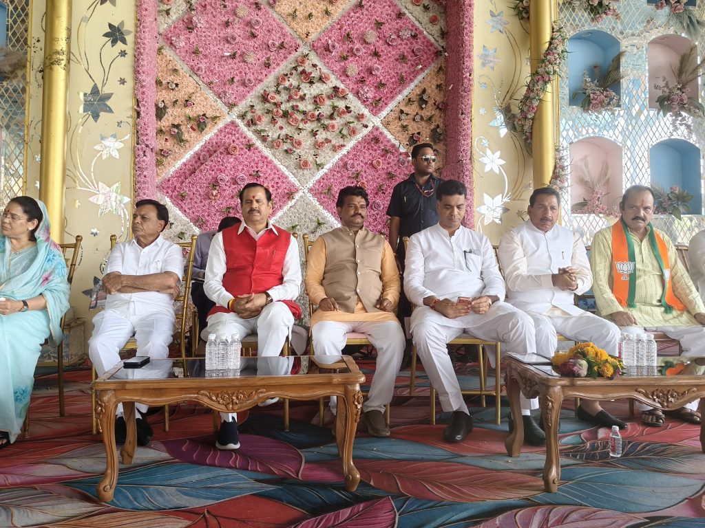 भाजपा प्रत्याशी के समर्थन में संगठन का शक्ति प्रदर्शन:दतिया पहुंचे प्रदेश प्रभारी और डिप्टी सीएम; सोमवार को दोनों दलों के दिग्गज जुटेंगे