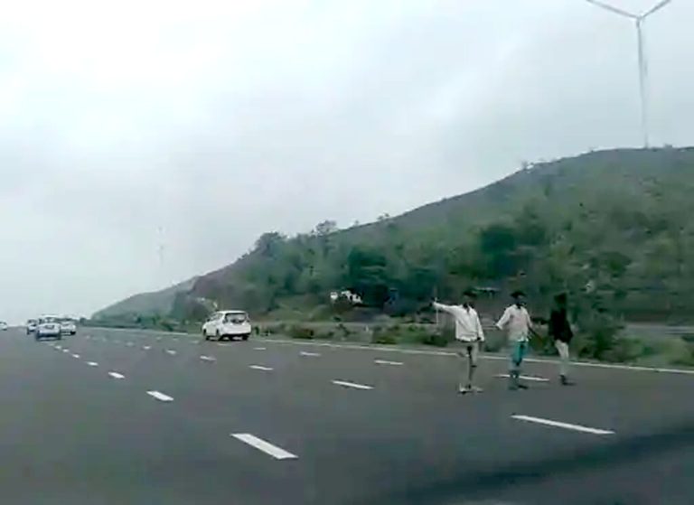 केंद्रीय मंत्री नितिन गडकरी की सुरक्षा में चूक: एमपी में एक्सप्रेस-वे पर गुजरते काफिले के सामने आए 3 युवक; 120 की रफ्तार में थीं गाड़ियां