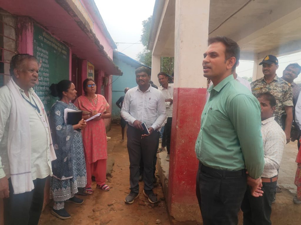 कलेक्टर डॉ. सोनवणे ने प्राथमिक शाला बंजारी ढाल का किया निरीक्षण