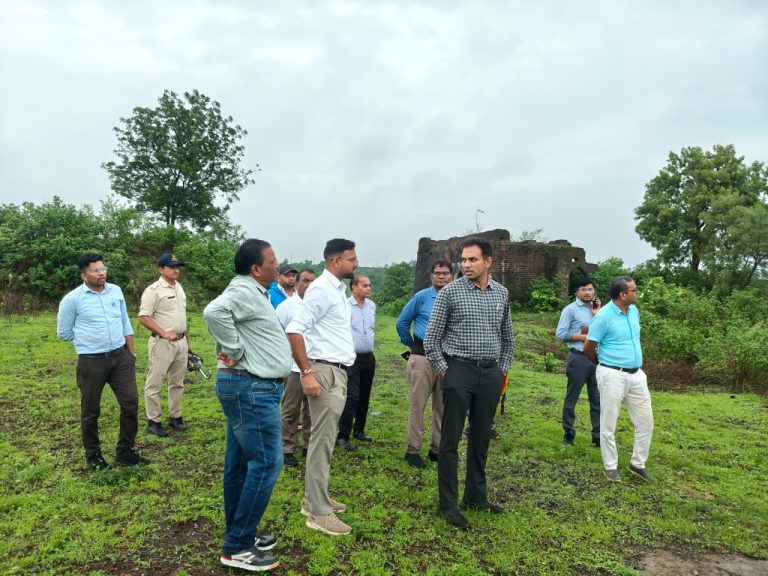 कलेक्टर डॉ. सोनवणे ने शेरगढ़ किला एवं वर्धा डैम का किया निरीक्षण