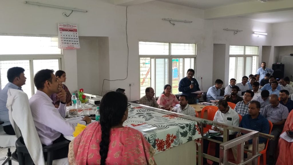 ग्रामीण क्षेत्रों में स्कूल, आंगनवाड़ी, स्वास्थ्य पेयजल आदि व्यवस्थाएं दुरुस्त रहें, अधिकारी नियमित निगरानी करें: कलेक्टर डॉ सोनवणे