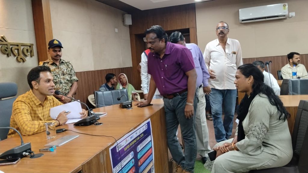 जनसुनवाई में प्राप्त आवेदनों का करें त्वरित निराकरण: कलेक्टर डॉ. सोनवणे