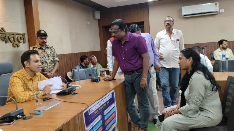 जनसुनवाई में प्राप्त आवेदनों का करें त्वरित निराकरण: कलेक्टर डॉ. सोनवणे