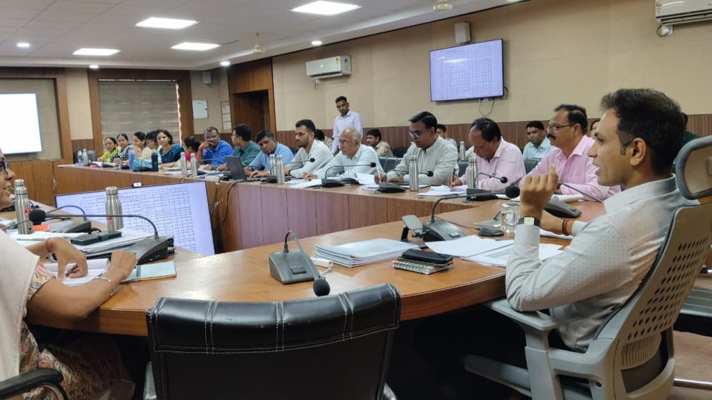 मुख्यमंत्री वृंदावन ग्राम योजना का प्रभावी क्रियान्वयन सुनिश्चित करें : कलेक्टर डॉ. सौरभ संजय सोनवणे
