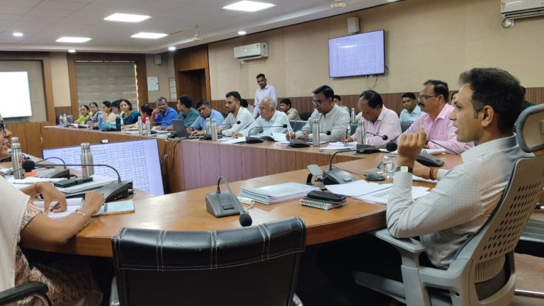 मुख्यमंत्री वृंदावन ग्राम योजना का प्रभावी क्रियान्वयन सुनिश्चित करें : कलेक्टर डॉ. सौरभ संजय सोनवणे